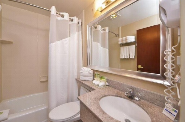 Holiday Inn Express Kennedy Airport image 28